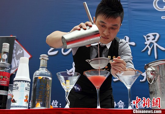 中国各地调酒师汇聚南京大比拼