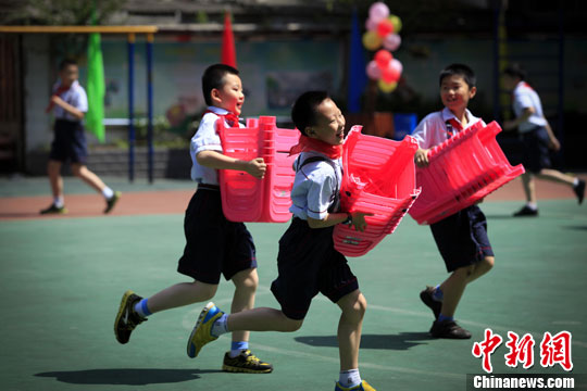 图为活动结束后奔跑在校园内的"00后".中新社发 杨阳 摄
