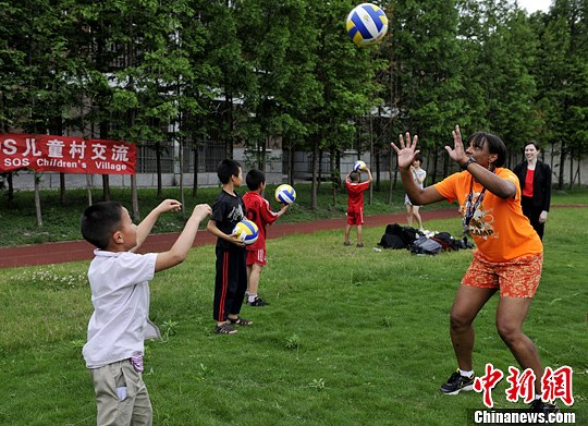 美国前国家女排队员到访成都sos儿童村(2)