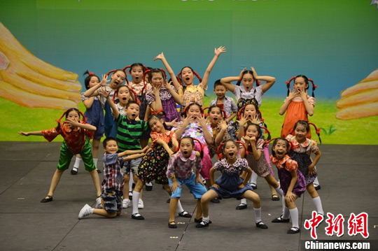 澳门小学生与驻澳部队共庆六一国际儿童节