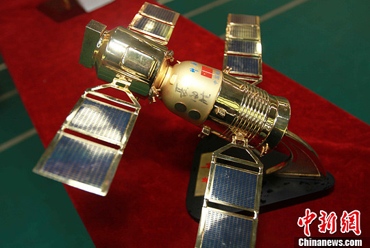 家乡学子争睹航天员聂海胜签名航天器模型(3)