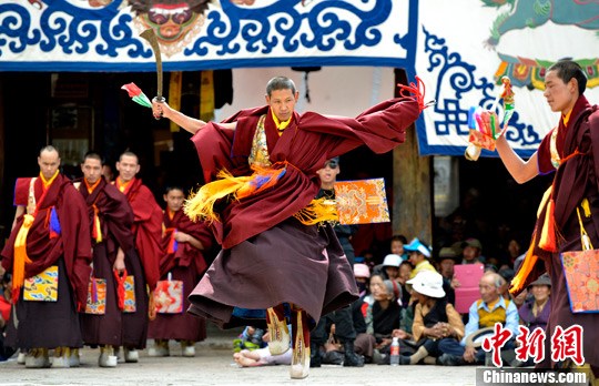西藏桑耶寺僧人彩排神舞迎接经藏节