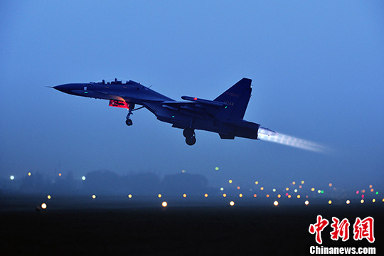 南空航空兵某部一架战鹰腾空而起直插夜空