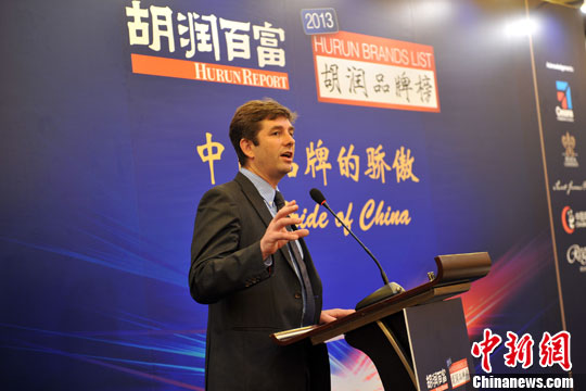 图为胡润榜创始人胡润先生介绍榜单情况.中新网记者 金硕 摄