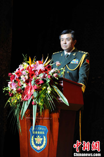图为解放军驻港部队司令员王晓军致辞.
