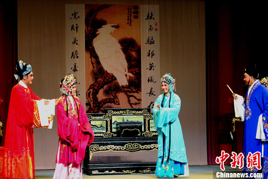 三朵"梅花"联袂献演闽剧《梅玉配》