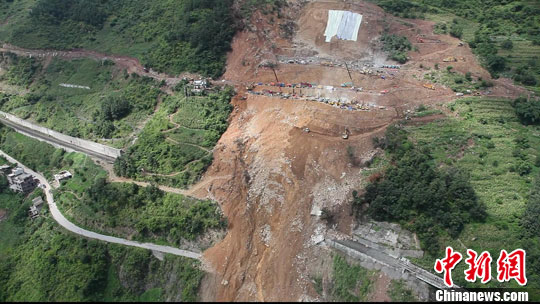 内昆铁路抢险现场启用航拍器全方位拍摄滑坡体