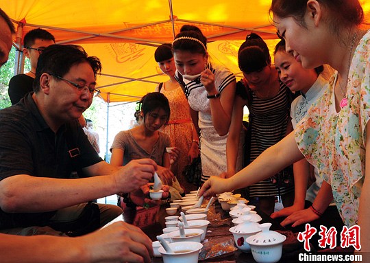 武夷山民间斗茶赛海内外茶人千人共品茗