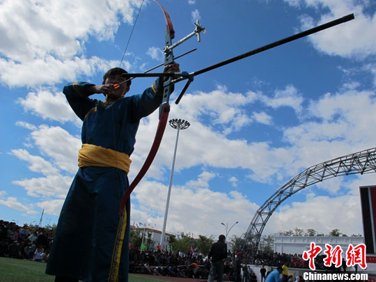 新疆和布克赛尔县那达慕大会 神射手弯弓搭箭