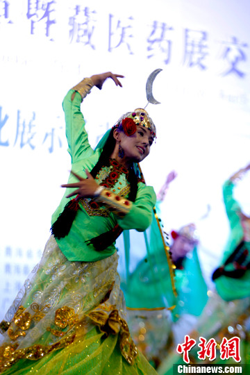 8月31日中午,几位撒拉族少女正在表演舞蹈《骆驼泉边的阿丽玛》.