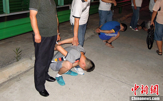 17特大贩卖冰毒案",并现场展示所缴获的毒品,吸毒工具,涉案车辆等.