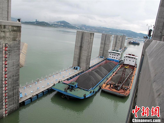 三峡2013年175米试验性蓄水首日 三峡船闸通航有序