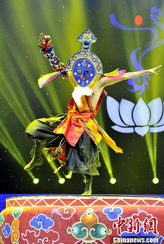 西藏首创蓝面具藏戏独舞首演获肯定