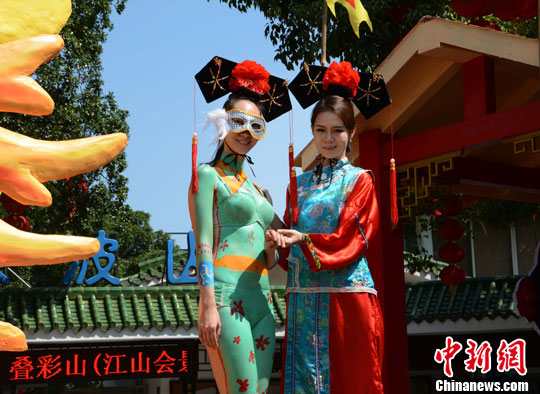 当天,还珠格格传奇故事,人体彩绘秀与桂林自然的山水风光融为一体,吸