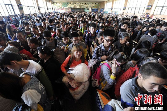 国庆出游高峰将至 太原火车站旅客人头攒动(2)