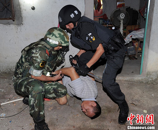 图为广东警方抓捕毒枭.中新社发 钱文攀 摄