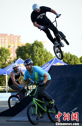 腾空,倒挂,旋转等高难度的表演吸引了众多极限运动爱好者前来一同欣赏