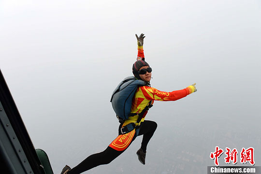 八一跳伞队备战国际军体跳伞世锦赛展英姿(3)