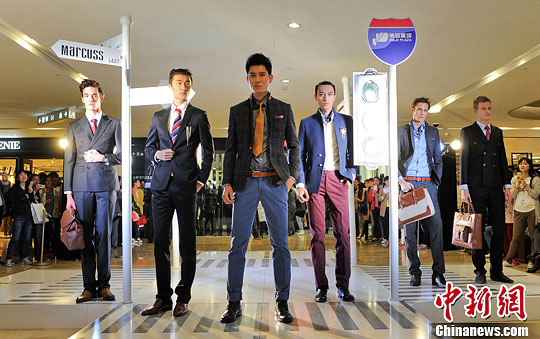 南京商场上演正装时尚秀中外男模帅气登场
