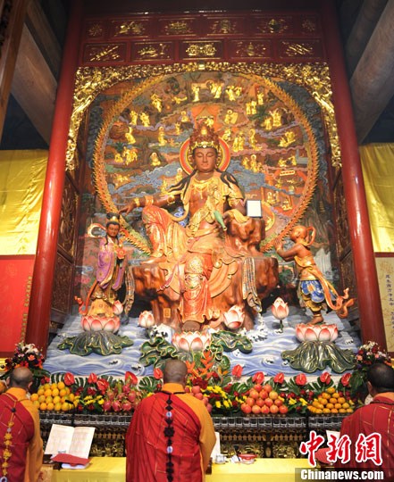 图为凌云寺大雄宝殿举行观世音菩萨开光法会.中新社发 刘忠俊 摄