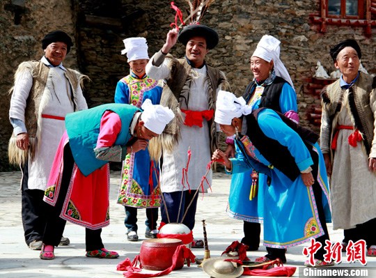 图为羌族民众喝咂酒过新年.何清海 摄