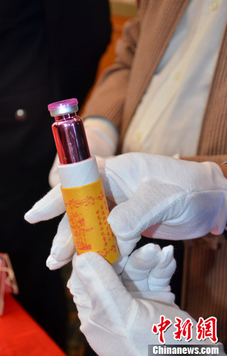 图为肇庆警方收缴的毒品"开心水".中新社发 黄耀辉 摄