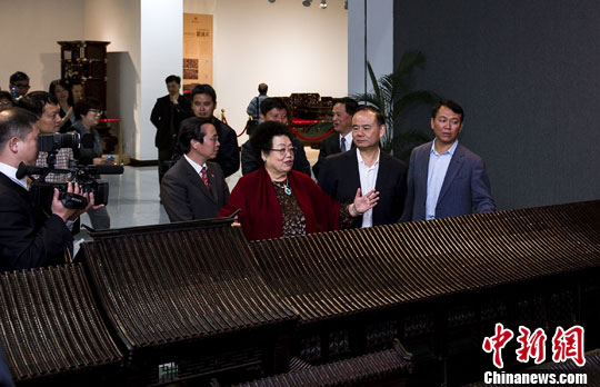 11月21日,中国紫檀博物馆馆长陈丽华正在向现场的来宾介绍紫檀雕