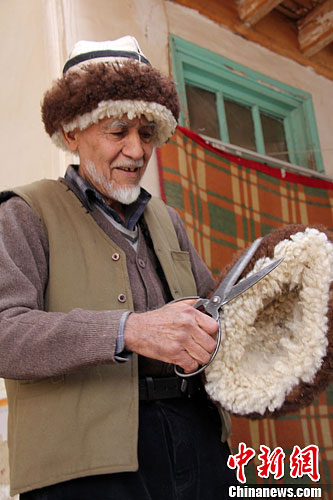 新疆阿图什白皮帽第五代传人展技艺