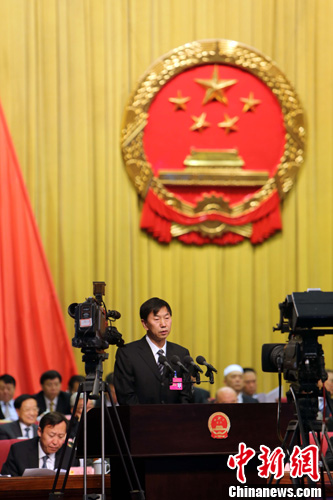 太原市市委副书记,市长耿彦波代表市政府向大会作政府工作报告