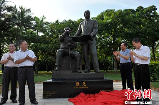华侨雕塑侨光落户海口