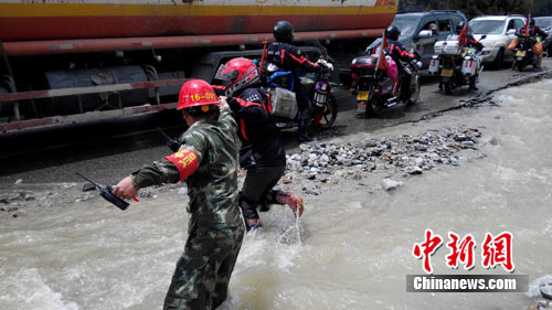 ���ع�·ĳ�η�����ʯ���侯��ͨ�ٱ���ҹ��ͨ