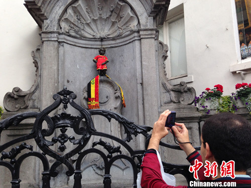 比利时小尿童于连化身红魔球迷