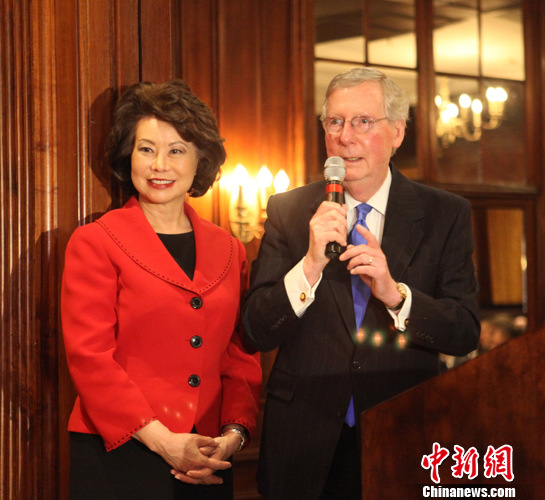 图片新闻    12月19日,美国参议院共和党领袖麦康奈尔与夫人赵小兰