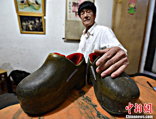 重达63斤的"健身铁鞋"现福州