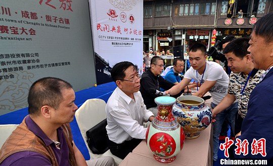 由成都街子古镇携手国内鉴宝专家共同打造的"巴蜀古玩艺术品赛宝大会"