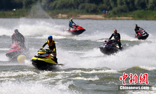 吉林松花江上摩托艇大赛竞流开战