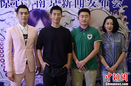 电影《新步步惊心》主角窦骁帅气亮相南京