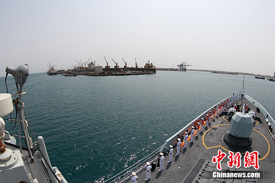 中国海军第二十一批护航编队首次靠港补给休整