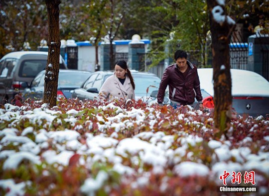 冷空气来袭乌鲁木齐出现降温降雪天气