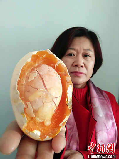 苟发军 摄在2016年新年的第一天,一只母鸡生下了比平常鸡蛋大约3倍,重