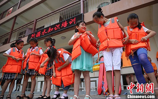 快乐度暑假 河北小学生学防溺水知识