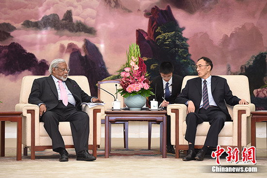 向巴平措会见欧洲议会欧中友好小组代表团