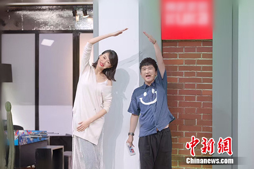 李斯羽"公主扶"张大大上滑板 网友赞:最萌身高差