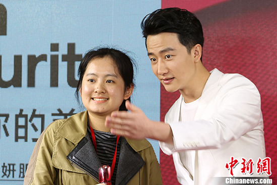 人气偶像黄轩亮相南京分享保养秘诀