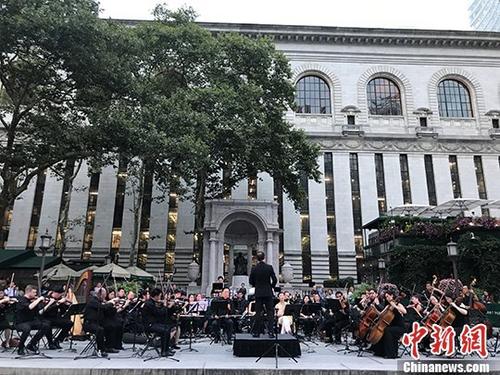 美国亚文交响乐团在纽约举行布莱恩特公园音乐会
