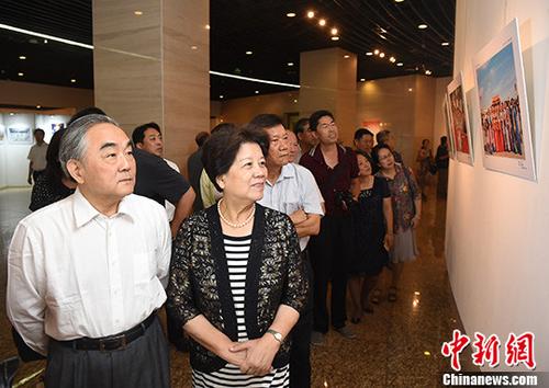 ������һ��ص��Ľ�ְ����Ӱչ�ڱ�����Ļ