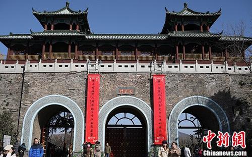 南京明城墙十二座城门挂春联添年味