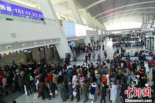 西宁火车站迎节前春运客流