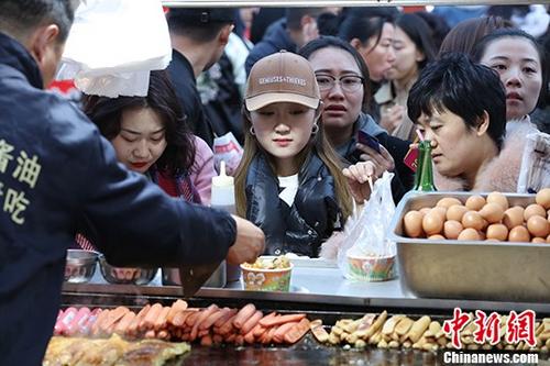 哈尔滨小吃街吃货排队到腿软