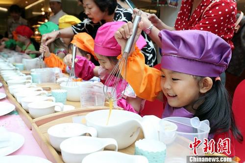 北京儿童做蛋糕过“六一”
